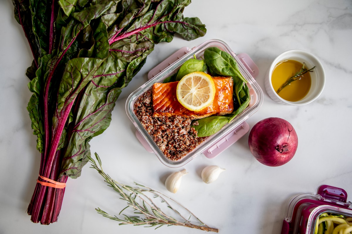 Assiette équilibrée avec fruits et légumes